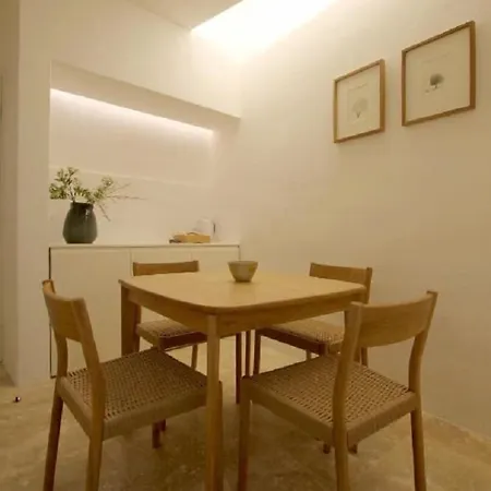 호텔 The King George Village Boutique Living